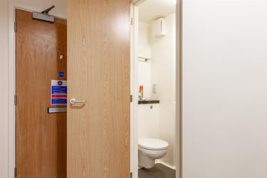 1 bed studio, 110 High Street, City Centre, Bangor, LL571NZ - Image 2